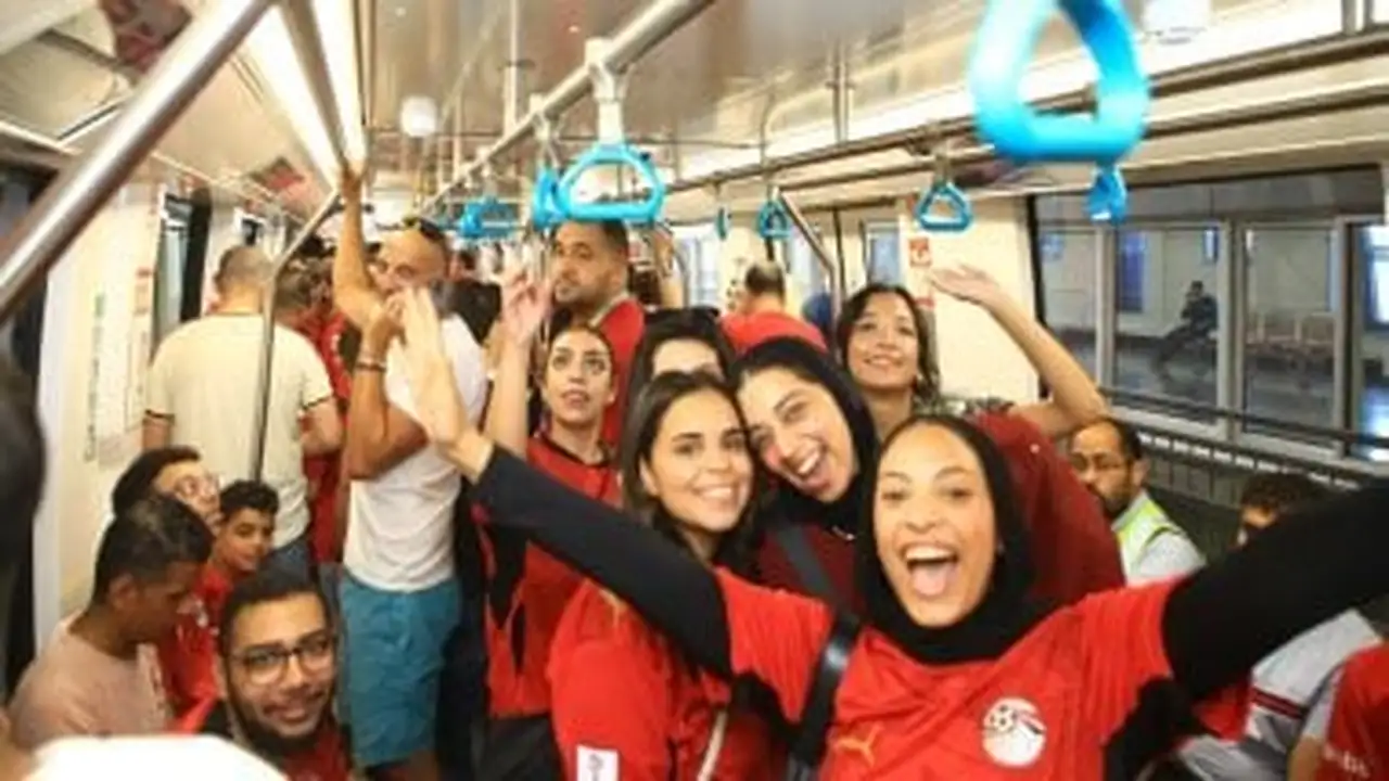 جماهير غفيرة تتدفق على محطة المستثمرين لمساندة منتخب مصر في مونوريل شرق النيل